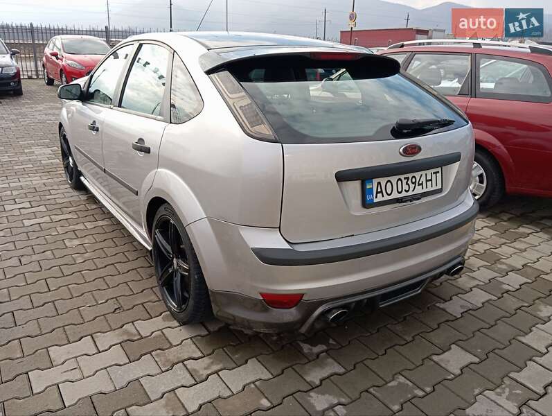 Хэтчбек Ford Focus 2004 в Хусте