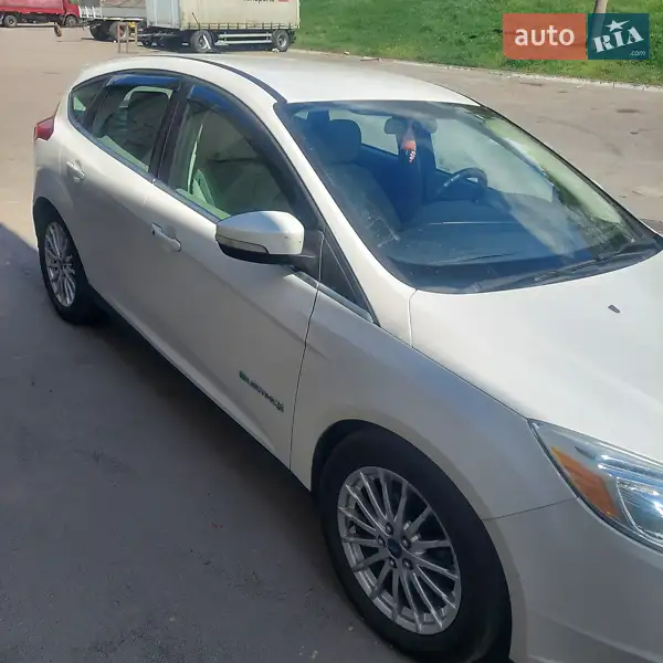 Хэтчбек Ford Focus 2012 в 