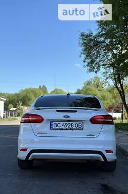 Седан Ford Focus 2015 в  Седан Ford Focus 2015 в