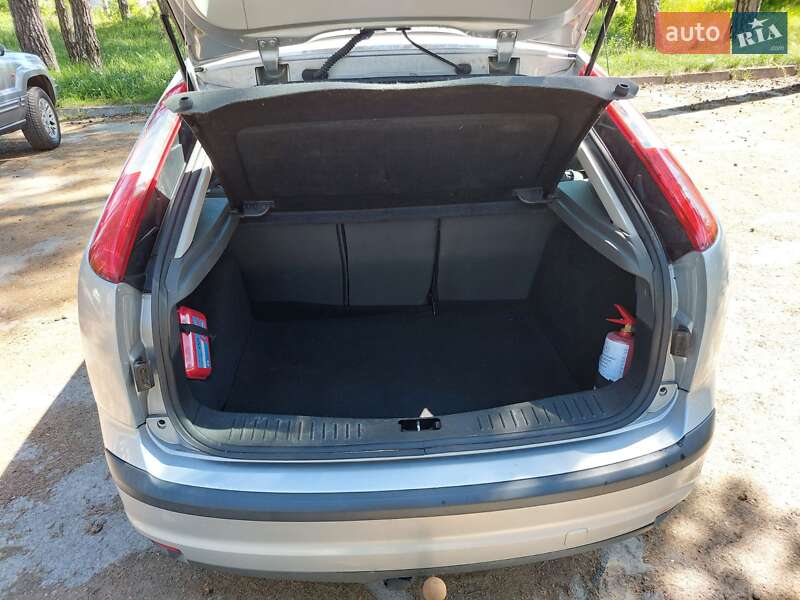 Хэтчбек Ford Focus 2006 в Нетешине