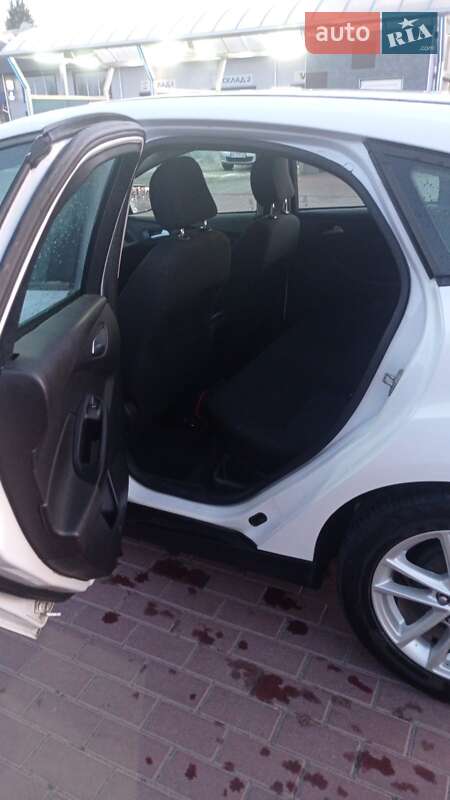 Хэтчбек Ford Focus 2015 в Сарнах
