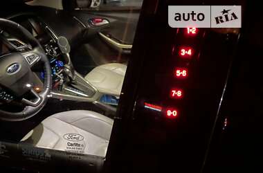 Хэтчбек Ford Focus 2015 в 