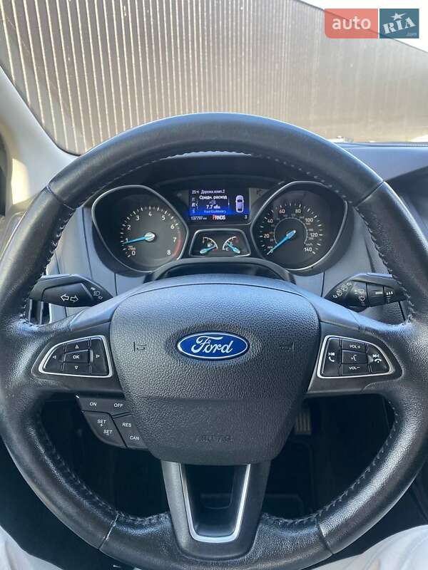 Хэтчбек Ford Focus 2015 в 