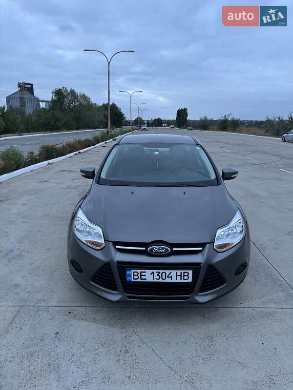 Хэтчбек Ford Focus 2012 в 