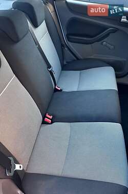 Хэтчбек Ford Focus 2011 в 
