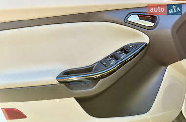 Хэтчбек Ford Focus 2012 в 