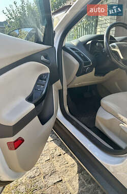 Хэтчбек Ford Focus 2012 в 