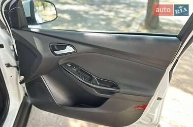 Хэтчбек Ford Focus 2013 в 