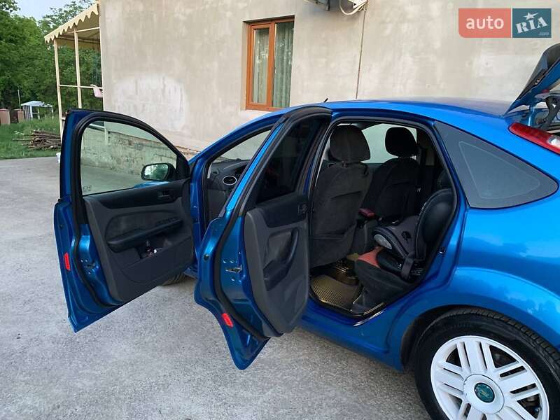 Хэтчбек Ford Focus 2006 в Великой Михайловке