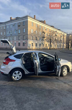Хэтчбек Ford Focus 2011 в 