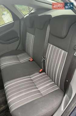 Хэтчбек Ford Focus 2011 в 