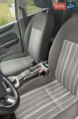 Хэтчбек Ford Focus 2011 в 