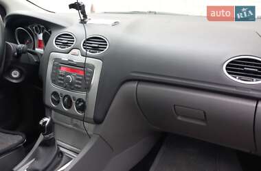 Хэтчбек Ford Focus 2011 в 