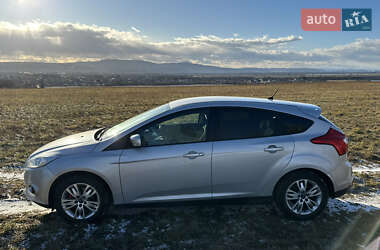 Хэтчбек Ford Focus 2011 в 