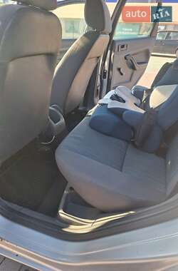 Хэтчбек Ford Focus 2005 в 