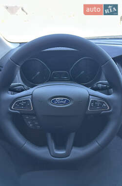 Седан Ford Focus 2015 в 
