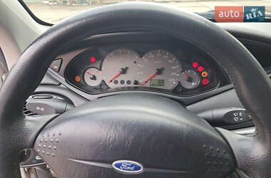 Хэтчбек Ford Focus 2001 в 