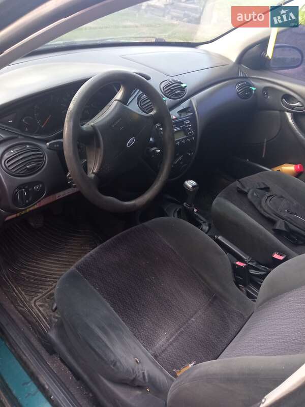 Хэтчбек Ford Focus 2000 в Жовкве