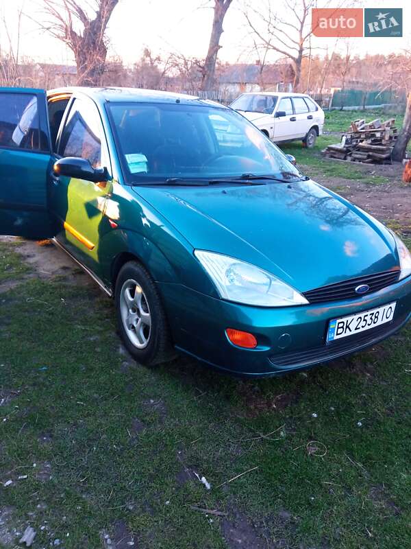 Хэтчбек Ford Focus 2000 в Жовкве