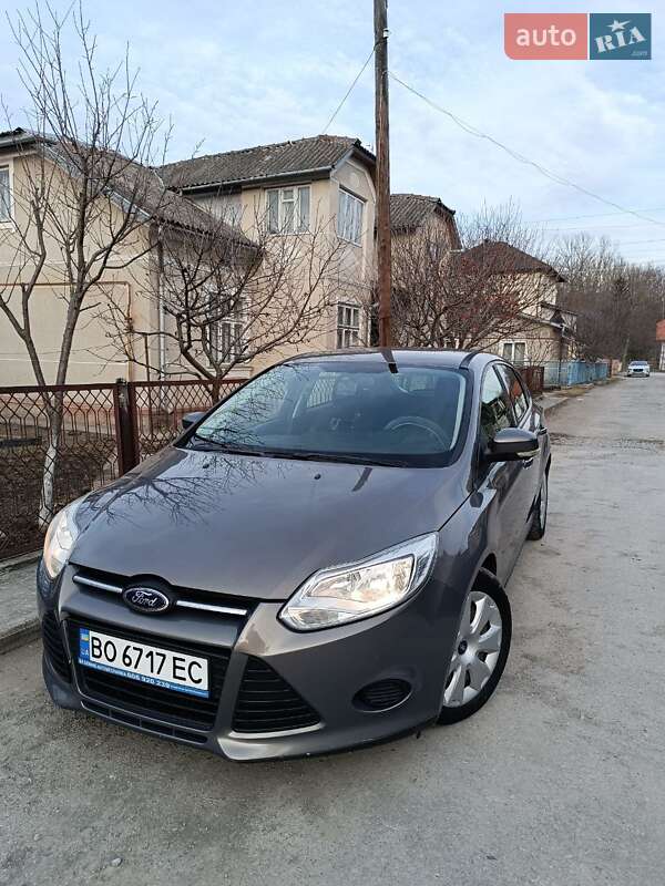 Хэтчбек Ford Focus 2011 в 