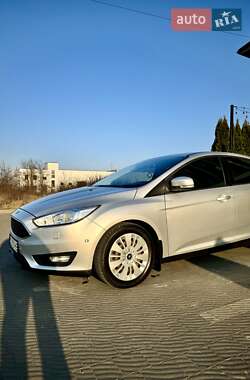 Хэтчбек Ford Focus 2015 в 