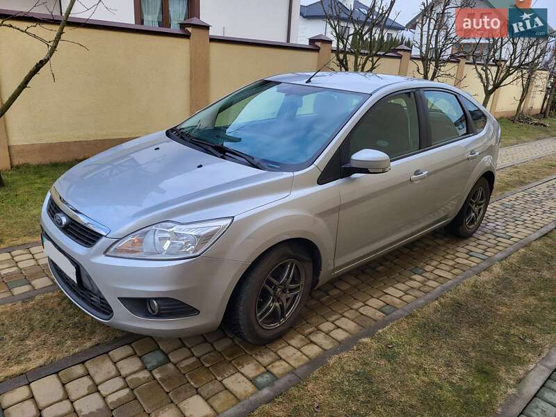 Хэтчбек Ford Focus 2011 в 