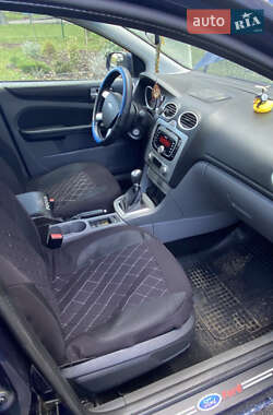 Хэтчбек Ford Focus 2011 в 