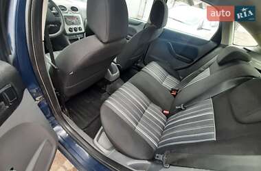 Хэтчбек Ford Focus 2011 в 