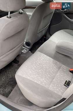 Хэтчбек Ford Focus 1998 в 