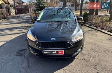 Хэтчбек Ford Focus 2015 в 