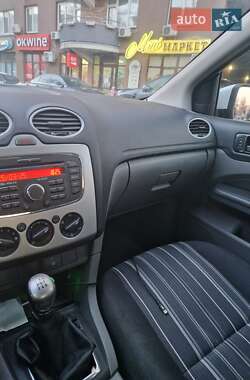Хэтчбек Ford Focus 2011 в 