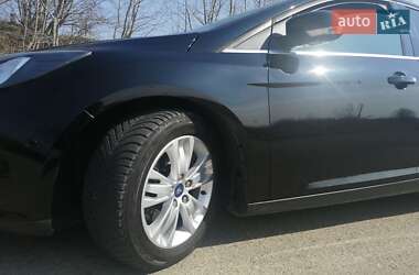 Хэтчбек Ford Focus 2011 в 