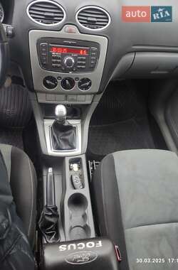 Хэтчбек Ford Focus 2010 в 
