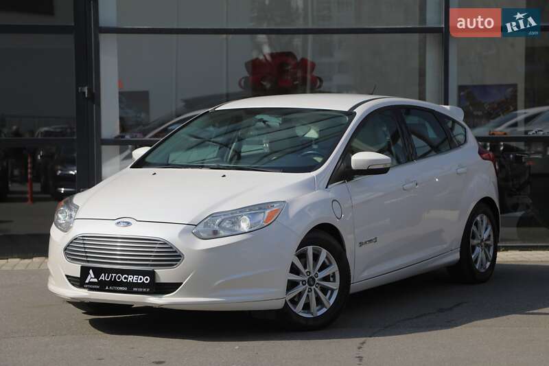 Хэтчбек Ford Focus 2012 в 