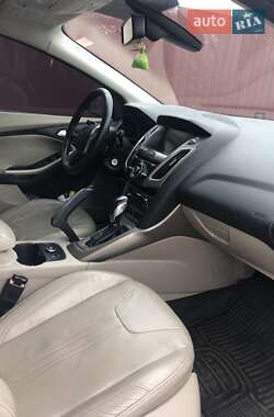 Хэтчбек Ford Focus 2012 в 