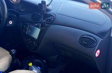 Хэтчбек Ford Focus 2000 в 