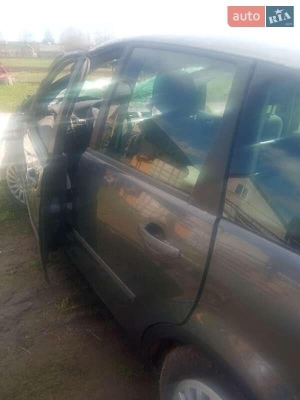 Минивэн Ford Focus 2005 в Горохове