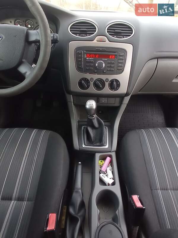 Хэтчбек Ford Focus 2011 в Брошневе-Осаде
