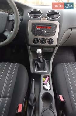 Хэтчбек Ford Focus 2011 в 