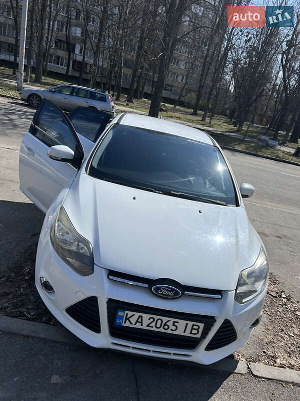 Хэтчбек Ford Focus 2013 в 