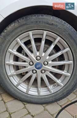 Хетчбек Ford Focus 2012 в 