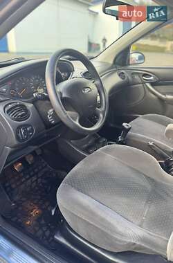 Хэтчбек Ford Focus 2004 в 