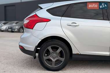 Хэтчбек Ford Focus 2011 в 