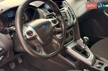 Хэтчбек Ford Focus 2011 в 