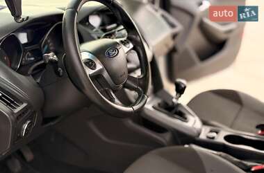 Хэтчбек Ford Focus 2011 в 