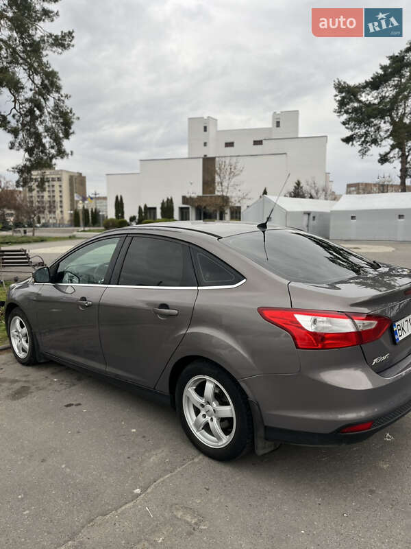Седан Ford Focus 2011 в 