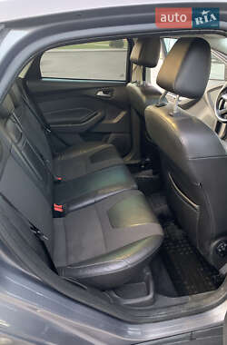 Хэтчбек Ford Focus 2011 в 
