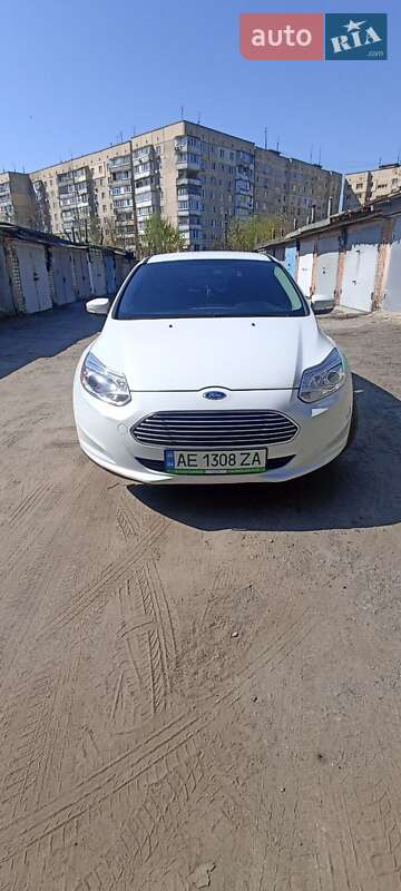 Хэтчбек Ford Focus 2013 в 