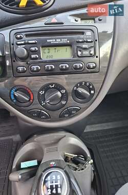 Седан Ford Focus 2000 в 