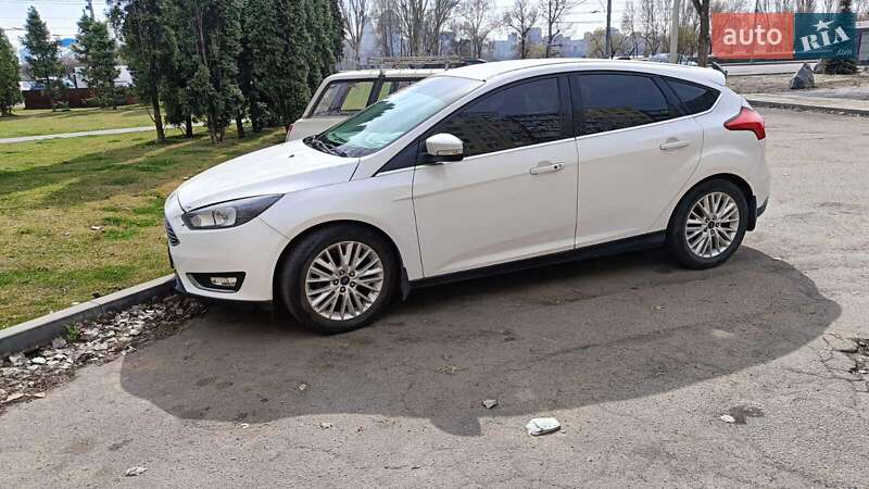 Хэтчбек Ford Focus 2015 в 